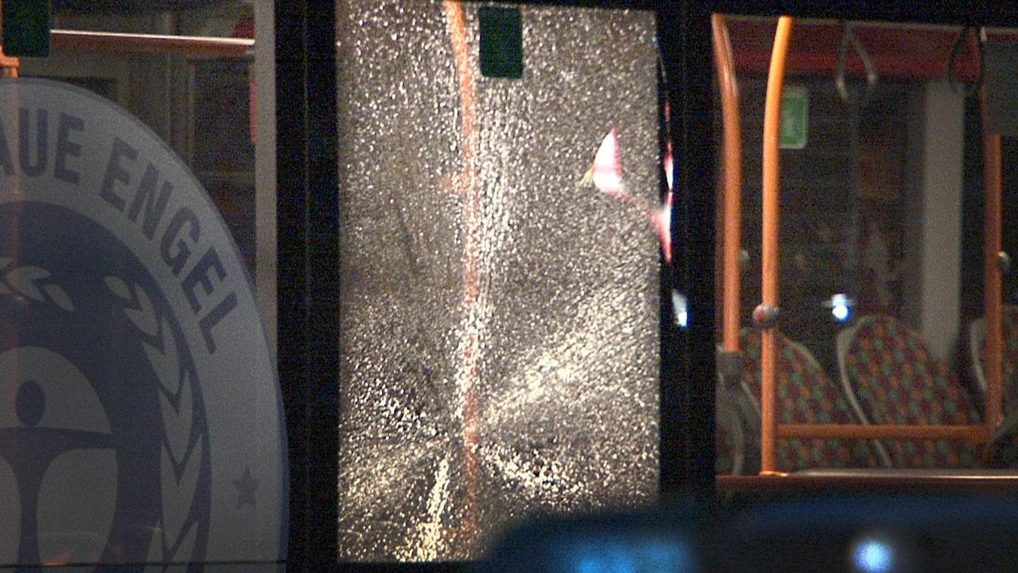 Ein zersplitterte Scheibe ist am späten 23.03.2014 in einem Linienbus in Castrop-Rauxel (Nordrhein-Westfalen) zu sehen.