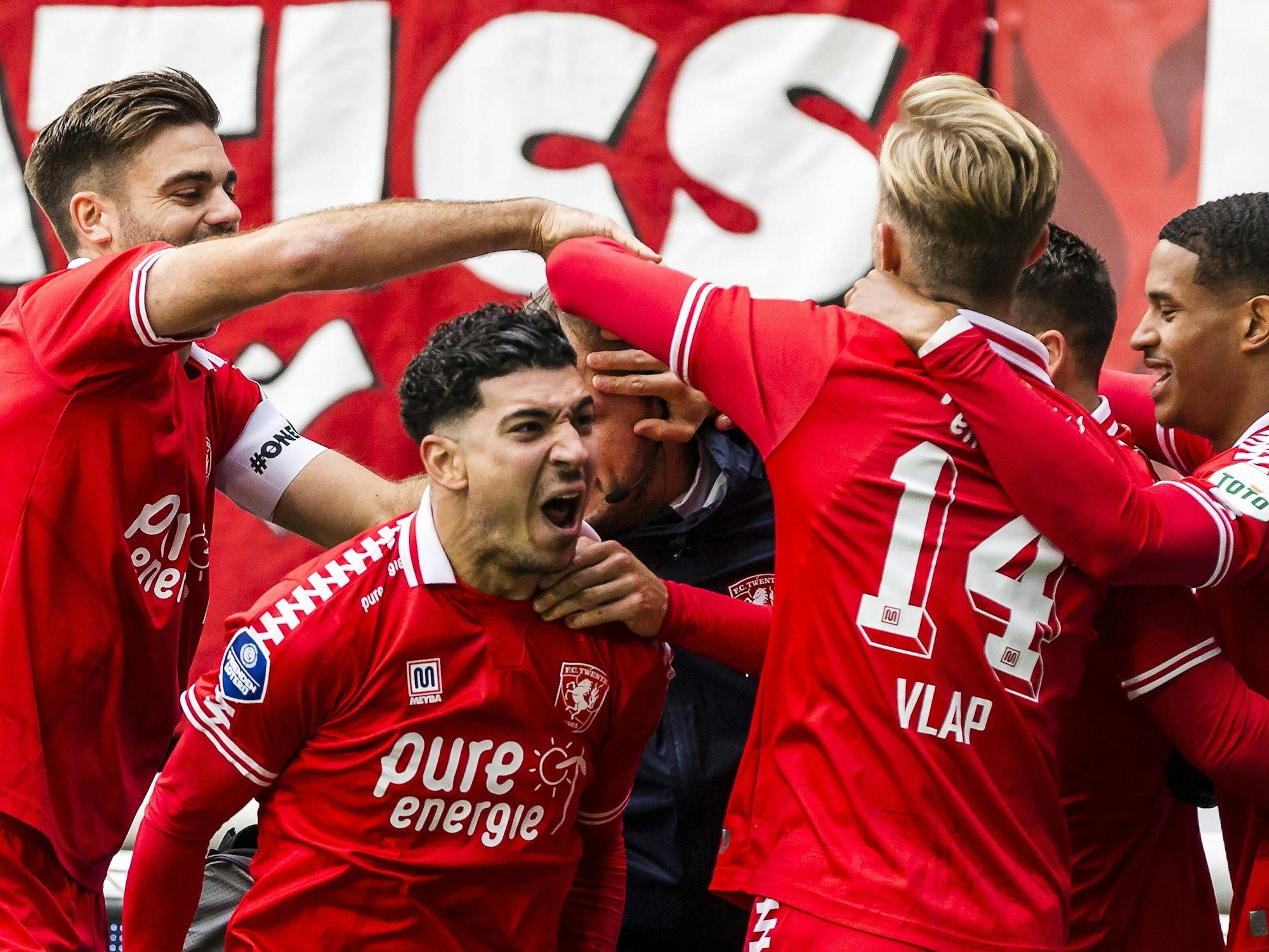 Dimitrios Limnios schreit seine Freude heraus.