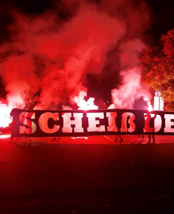 Die Kölner Fans stimmen sich und die Spieler auf das Derby der Kölner Haie gegen die Düsseldorfer EG. ein