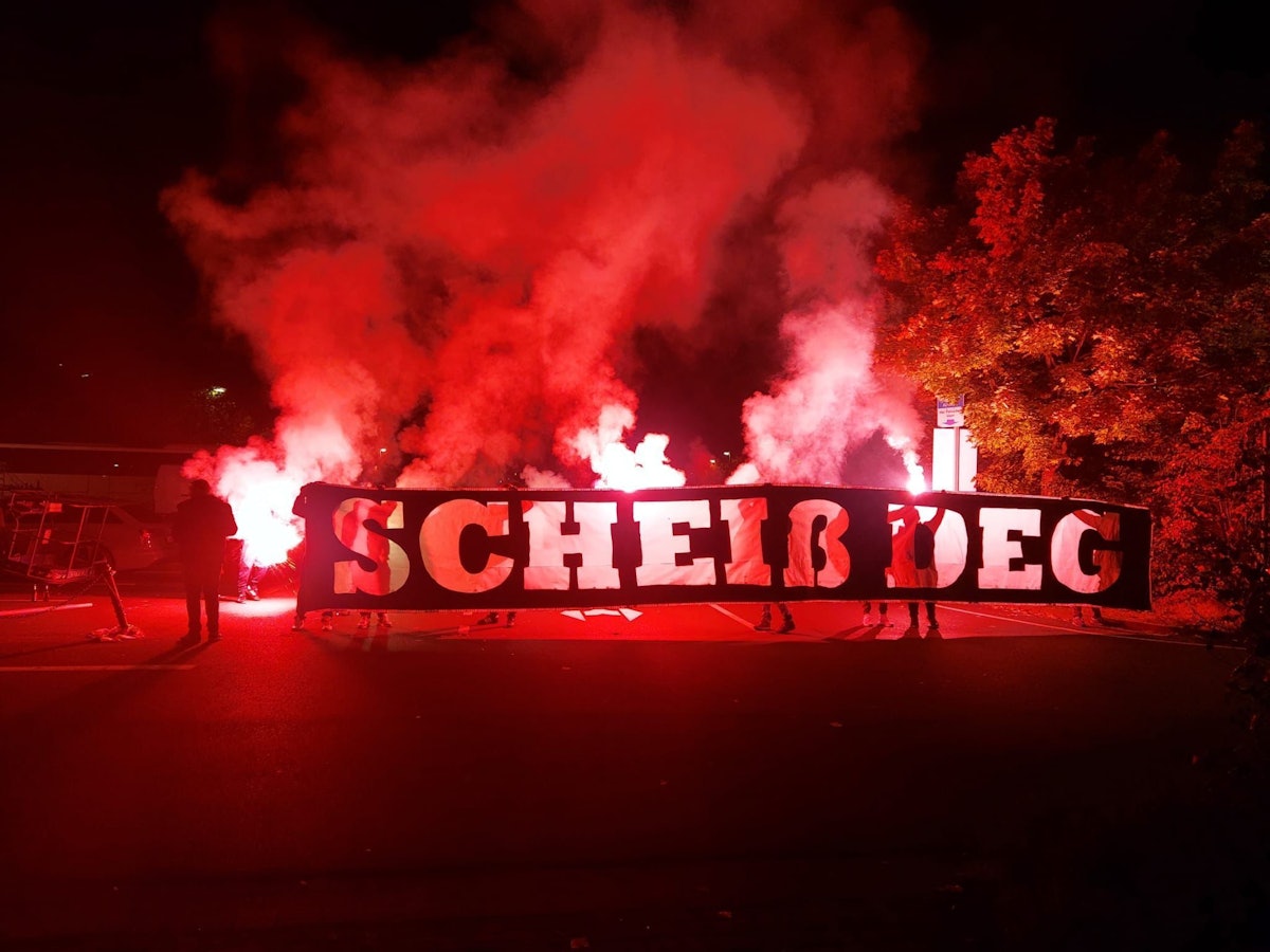 Die Kölner Fans stimmen sich und die Spieler auf das Derby der Kölner Haie gegen die Düsseldorfer EG. ein