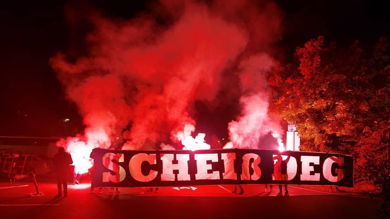 Die Kölner Fans stimmen sich und die Spieler auf das Derby der Kölner Haie gegen die Düsseldorfer EG. ein