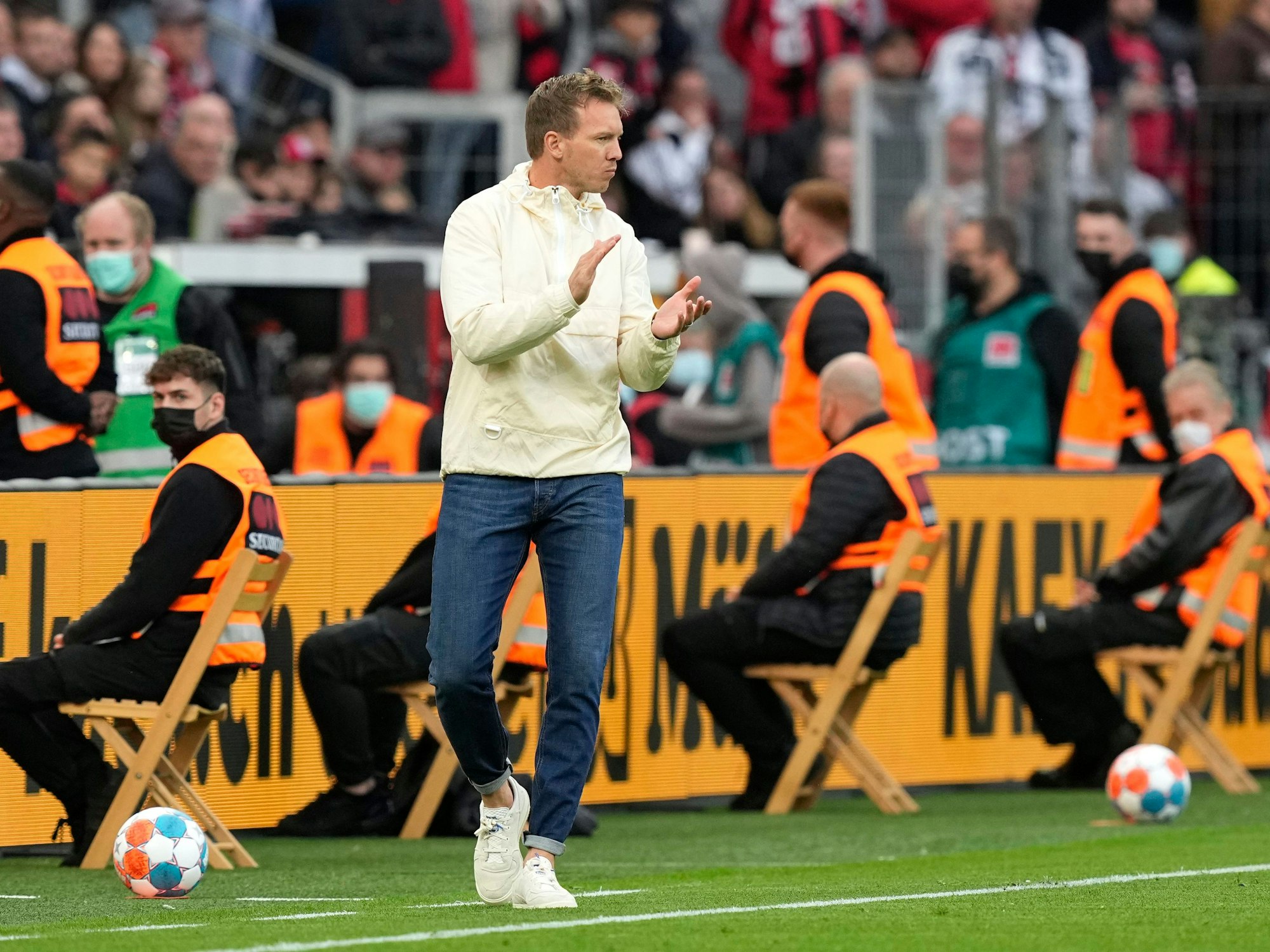 Julian Nagelsmann applaudiert seiner Mannschaft.