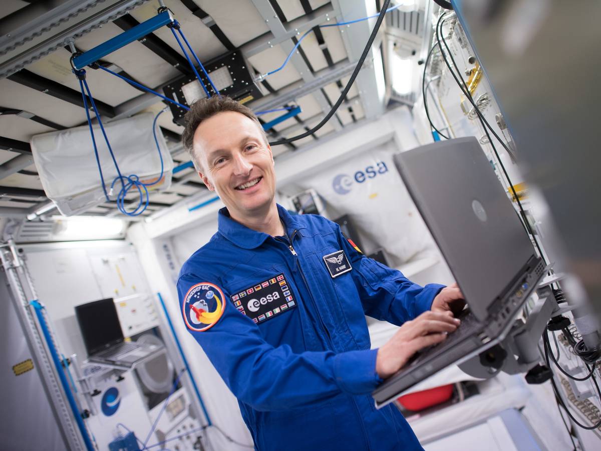 Der deutsche Astronaut Matthias Maurer fliegt bald ins All. Auf dem Foto (aufgenommen 25. September 2018) sieht man Matthias Maurer, ESA-Astronaut, der in einem Modell des Columbus-Moduls der Internationalen Raumstation ISS steht.