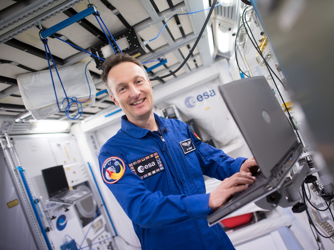 Der deutsche Astronaut Matthias Maurer fliegt bald ins All. Auf dem Foto (aufgenommen 25. September 2018) sieht man Matthias Maurer, ESA-Astronaut, der in einem Modell des Columbus-Moduls der Internationalen Raumstation ISS steht.