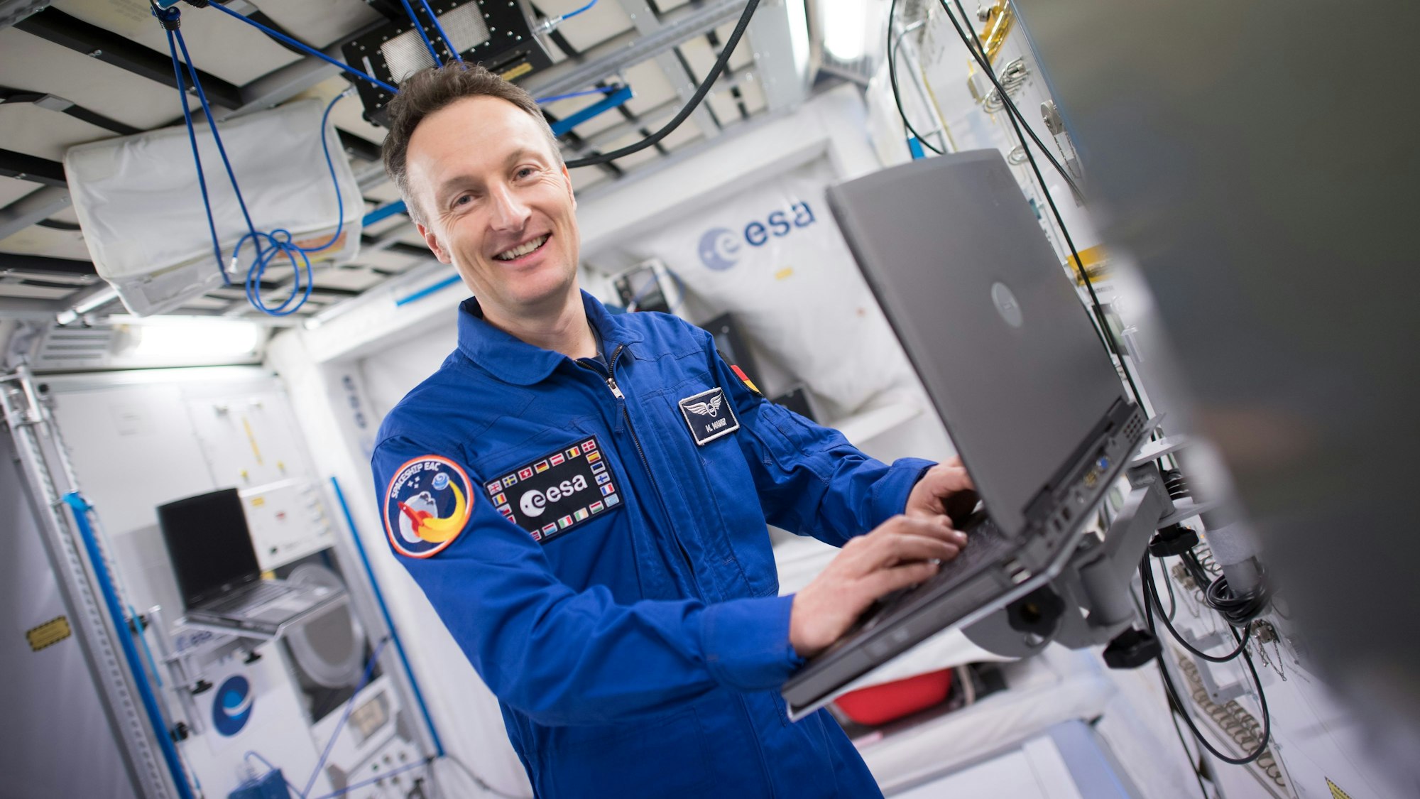 Der deutsche Astronaut Matthias Maurer fliegt bald ins All. Auf dem Foto (aufgenommen 25. September 2018) sieht man Matthias Maurer, ESA-Astronaut, der in einem Modell des Columbus-Moduls der Internationalen Raumstation ISS steht.