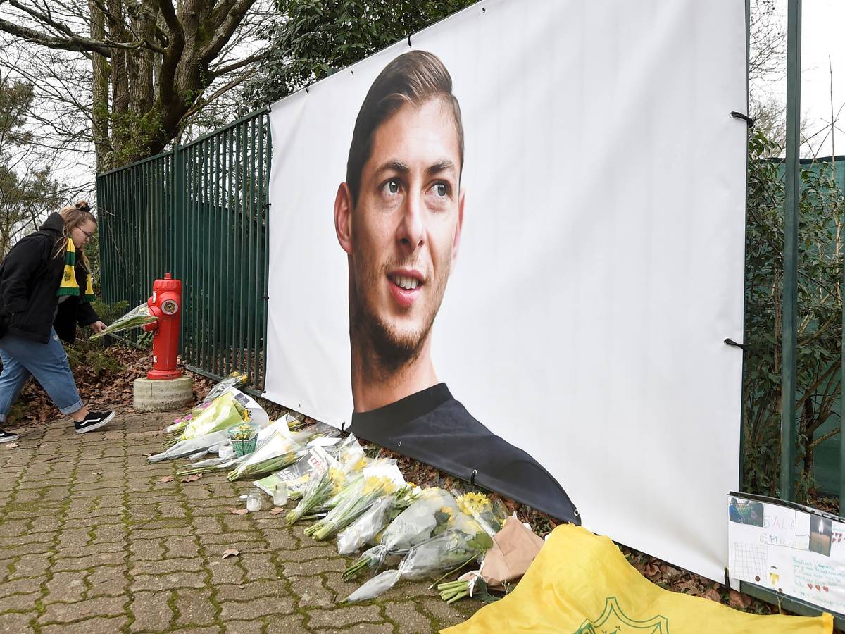 Nantes: Blumen werden vor einem Bild des argentinischen Fußballspielers Emiliano Sala am 24. Januar 2019 niedergelegt