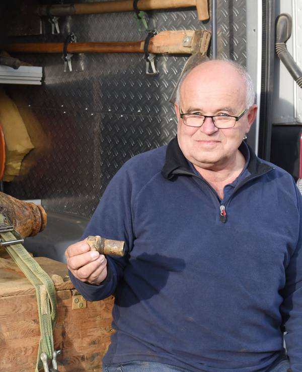 Fritz Pütz (62) vom Kampfmittelbeseitigungsdienst zeigt den Zünder der Bombe.