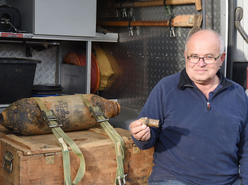 Fritz Pütz (62) vom Kampfmittelbeseitigungsdienst zeigt den Zünder der Bombe.