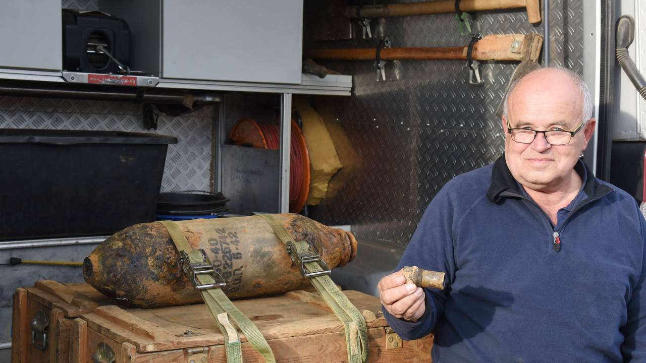 Fritz Pütz (62) vom Kampfmittelbeseitigungsdienst zeigt den Zünder der Bombe.