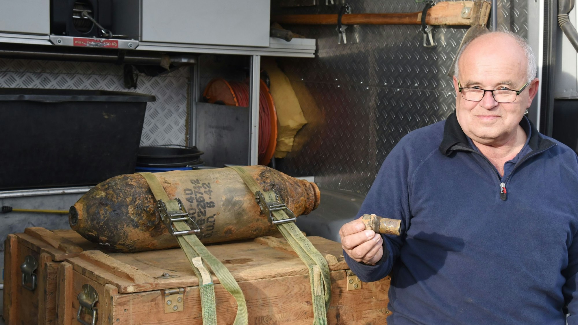Fritz Pütz (62) vom Kampfmittelbeseitigungsdienst zeigt den Zünder der Bombe.