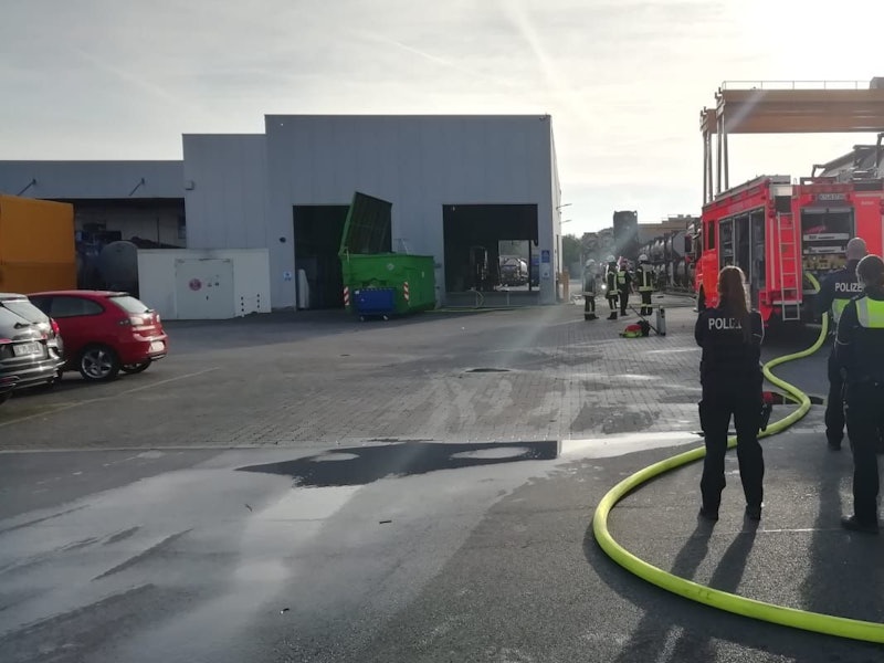 Feuerwehr- und Polizeikräfte stehen in einem Industriegebiet in Köln-Rondorf.