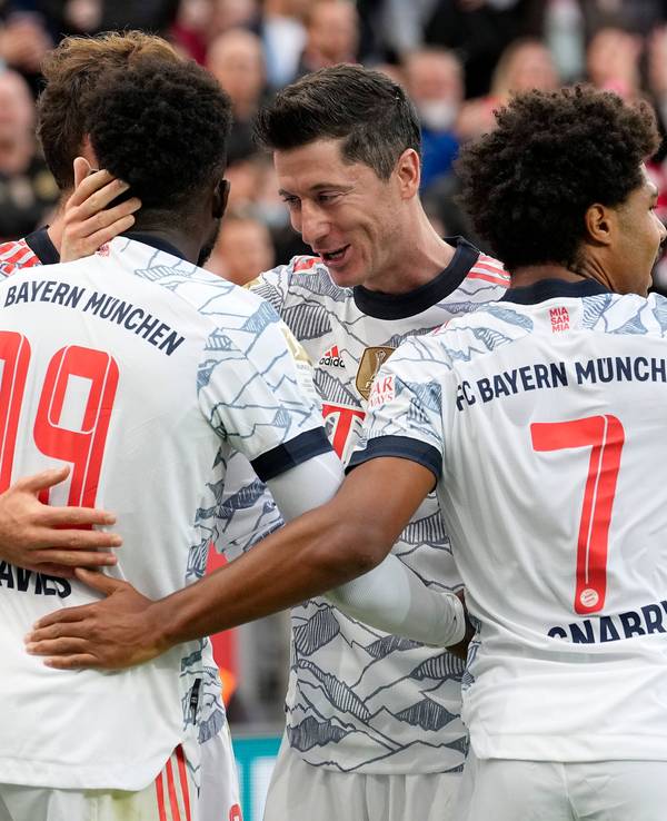 Robert Lewandowski herzt die Kollegen beim Torjubel nach seinem zweiten Treffer.