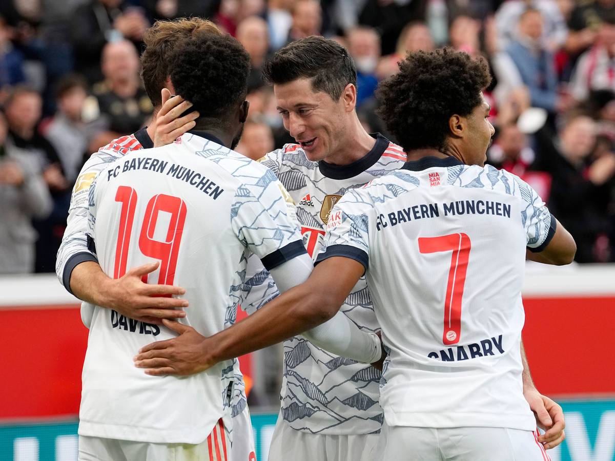 Robert Lewandowski herzt die Kollegen beim Torjubel nach seinem zweiten Treffer.