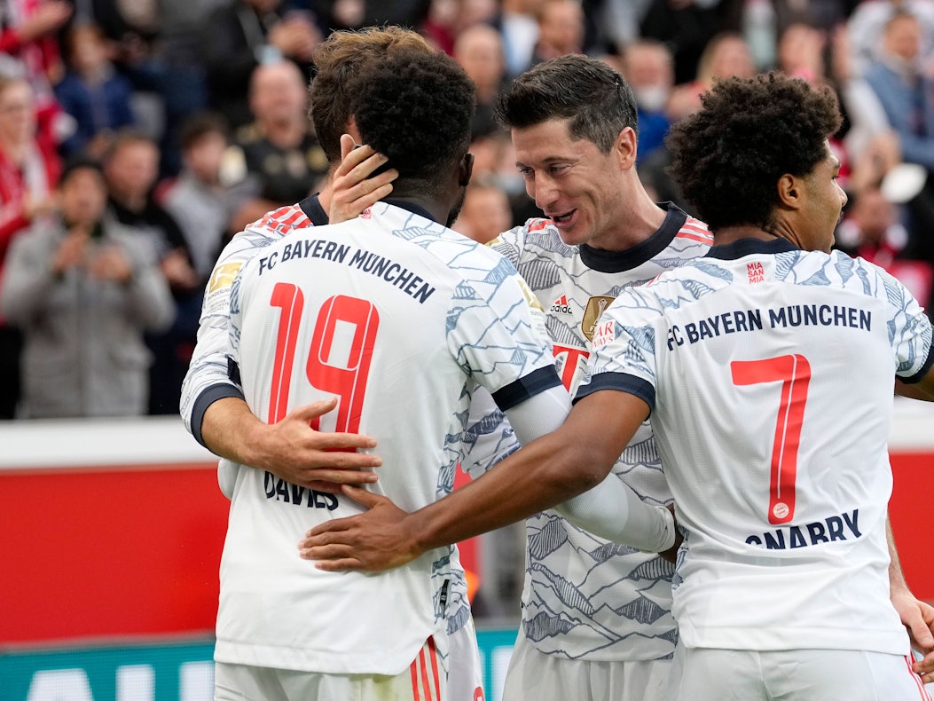 Robert Lewandowski herzt die Kollegen beim Torjubel nach seinem zweiten Treffer.