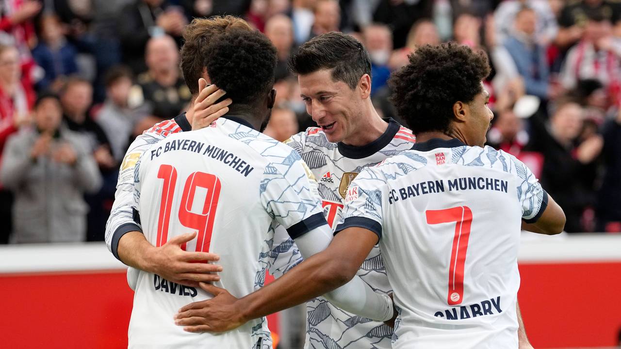 Robert Lewandowski herzt die Kollegen beim Torjubel nach seinem zweiten Treffer.