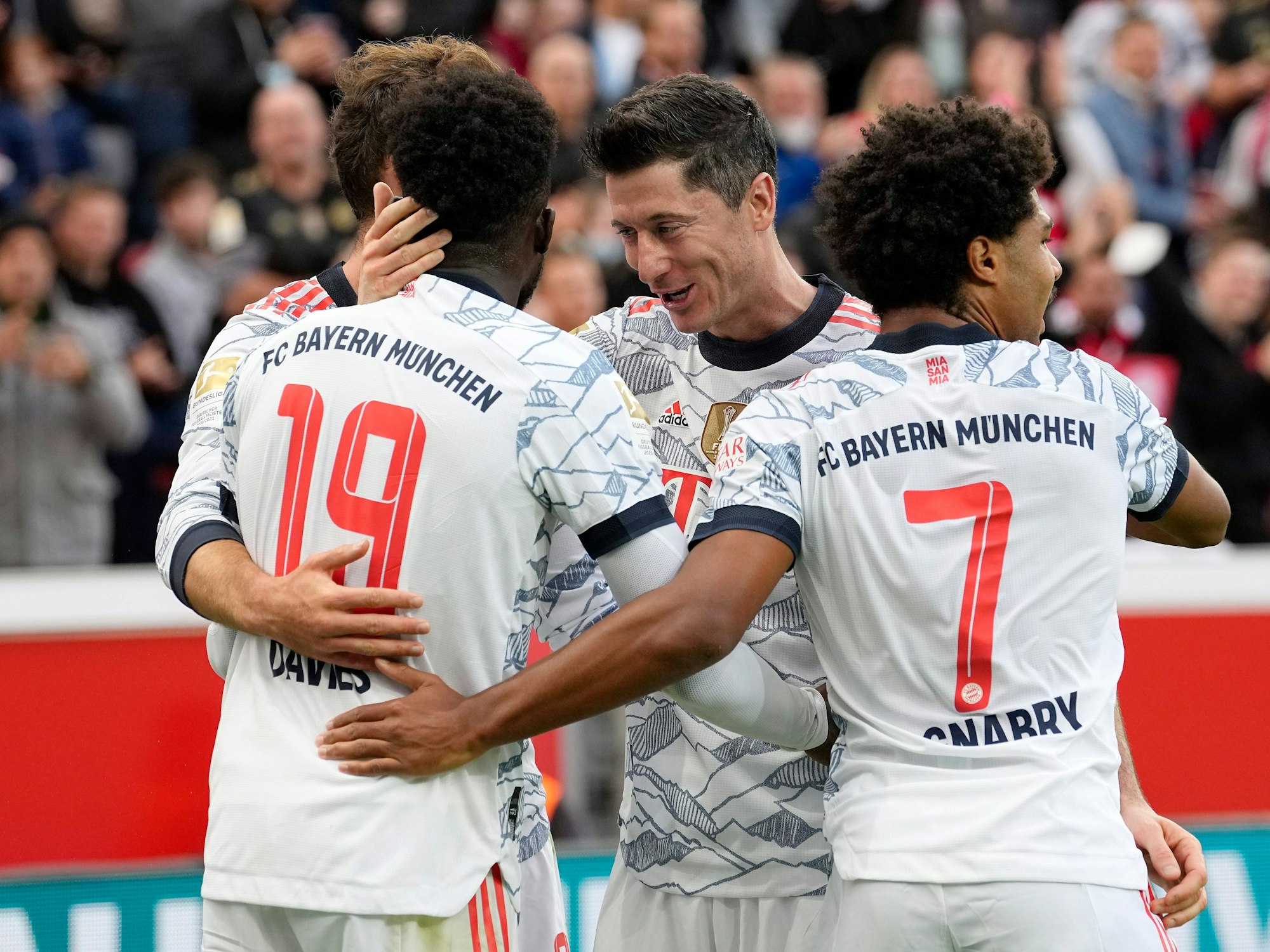 Robert Lewandowski herzt die Kollegen beim Torjubel nach seinem zweiten Treffer.