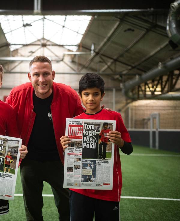 Mats, Tom und Mo-Torres posieren mit ihren EXPRESS-Seiten bei Lukas Podolskis Strassenkicker.Camp.