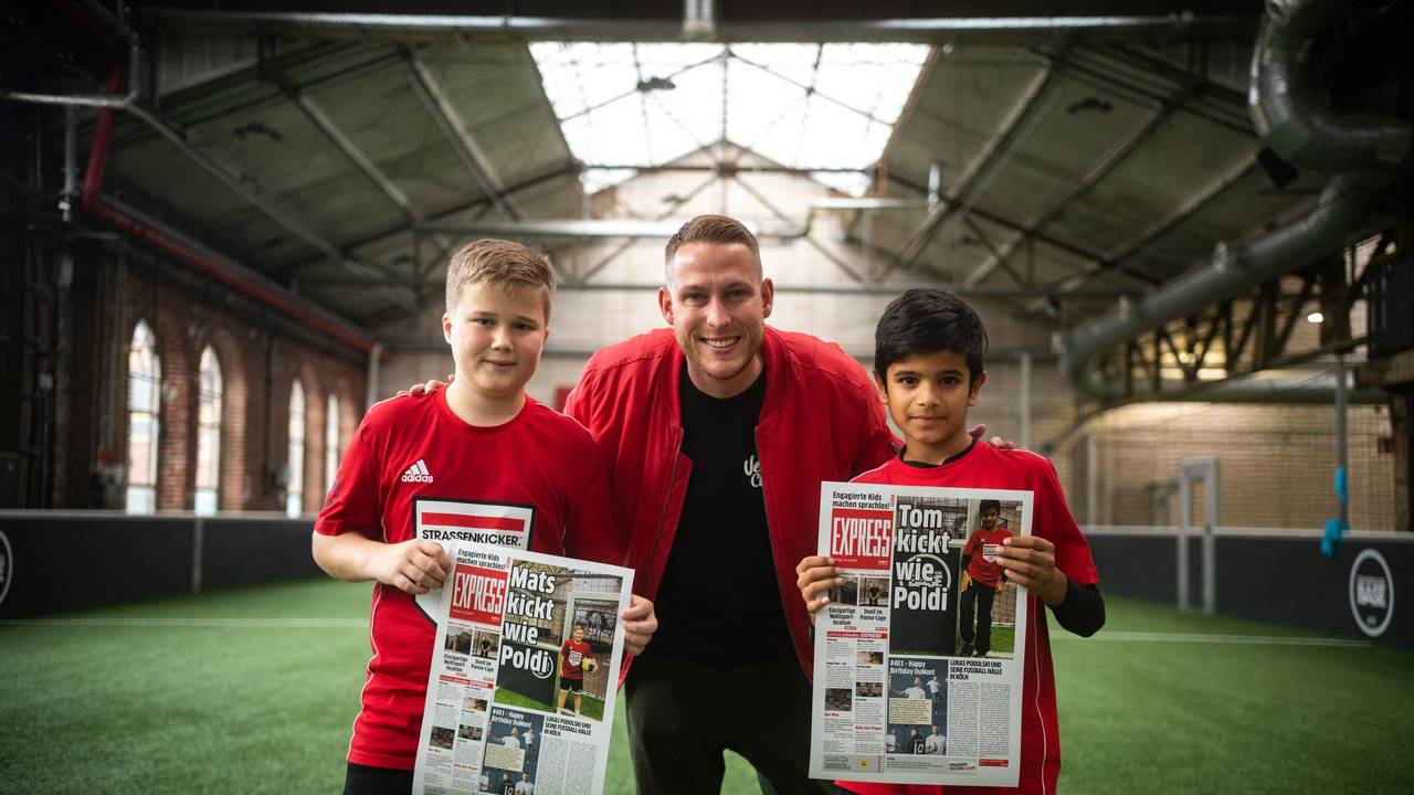 Mats, Tom und Mo-Torres posieren mit ihren EXPRESS-Seiten bei Lukas Podolskis Strassenkicker.Camp.