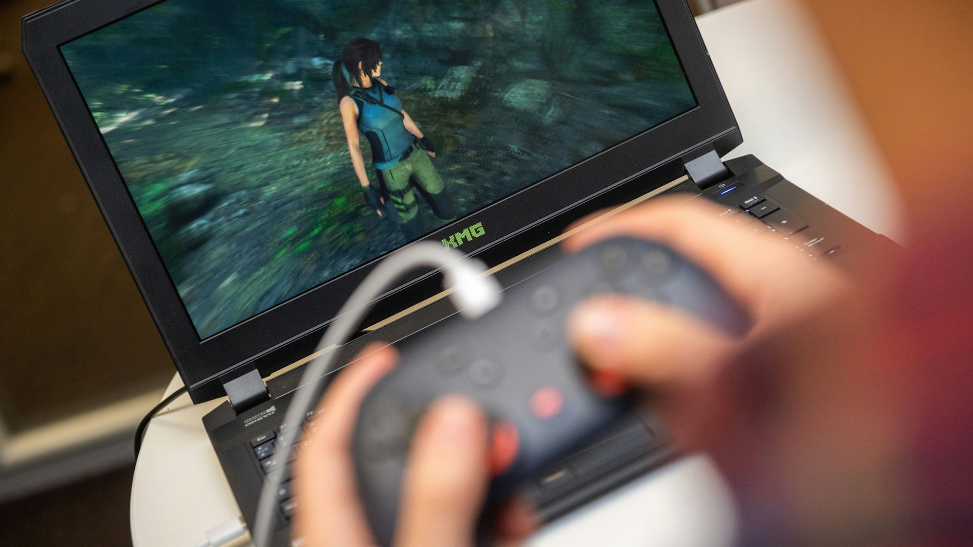 Ein junger Mann spielt am 18. November 2019 am Laptop ein Konsolengame via Google stadia.