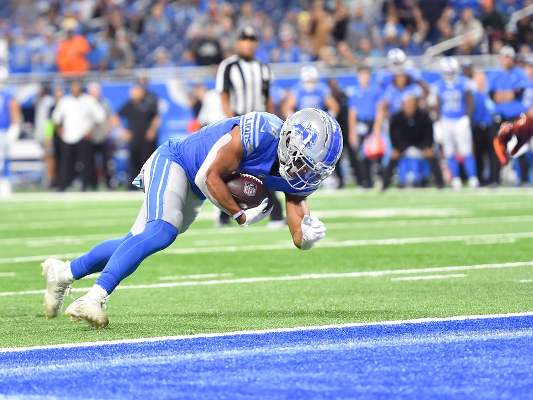 Lions Wide Receiver Amon-Ra St. Brown springt in die Endzone der Cincinnati Bengals