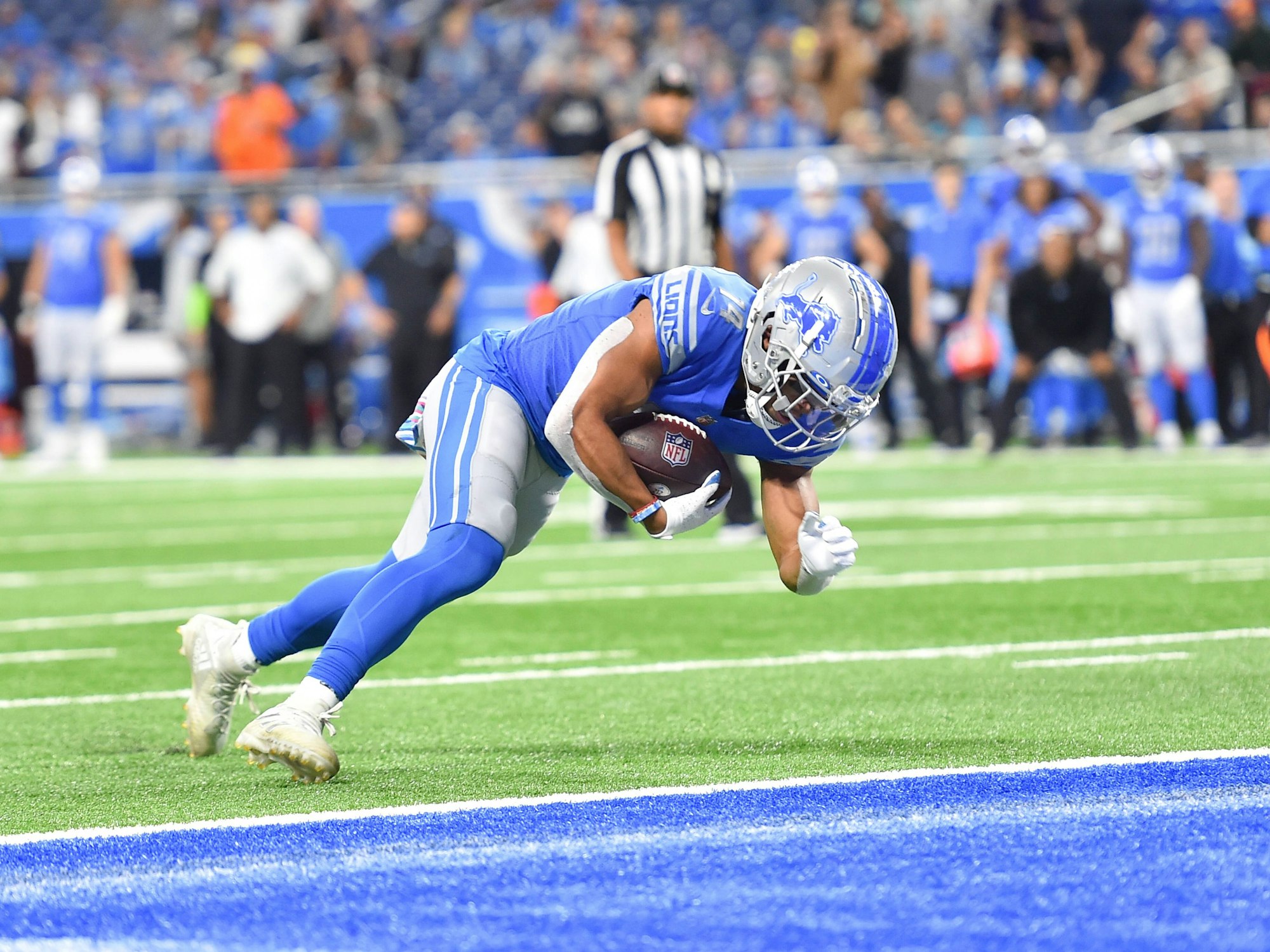 Lions Wide Receiver Amon-Ra St. Brown springt in die Endzone der Cincinnati Bengals