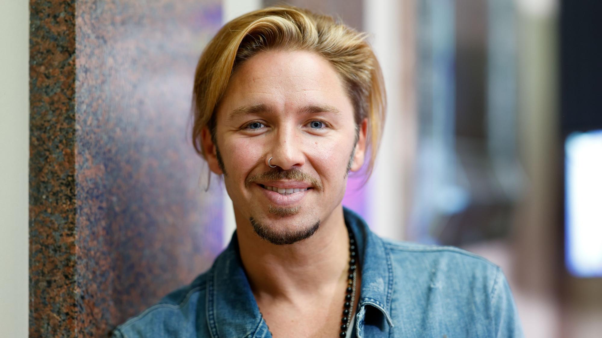 Der Musiker und Sänger Gil Ofarim kommt zu einem Photocall im Hotel de Rome. Gil Ofarim hätte sich bei dem von ihm geschilderten antisemitischen Vorfall in einem Leipziger Hotel Unterstützung von anderen Gästen gewünscht.