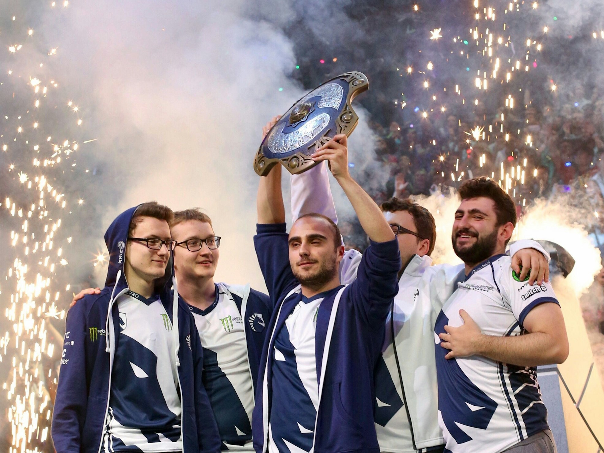Kuro „KuroKy“ Salehi Takhasomi feiert mit seinen Mitspielern von Team Liquid den Titelgewinn der Dota-2-WM 2017