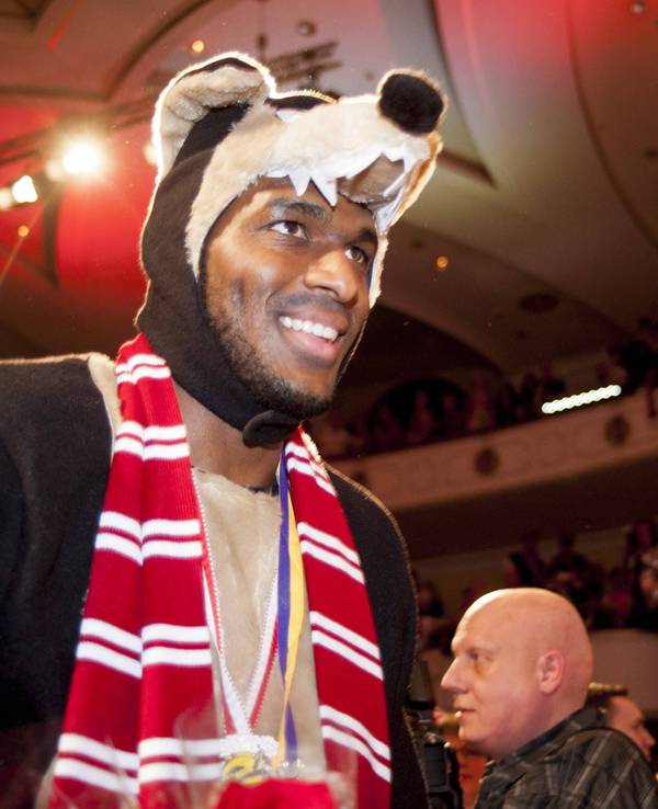 Anthony Modeste im Wolfskostüm bei der Karnevalssitzung des 1. FC Köln 2017.