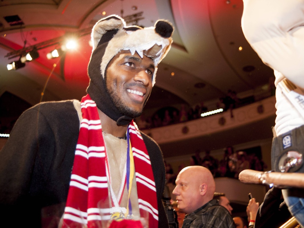 Anthony Modeste im Wolfskostüm bei der Karnevalssitzung des 1. FC Köln 2017.
