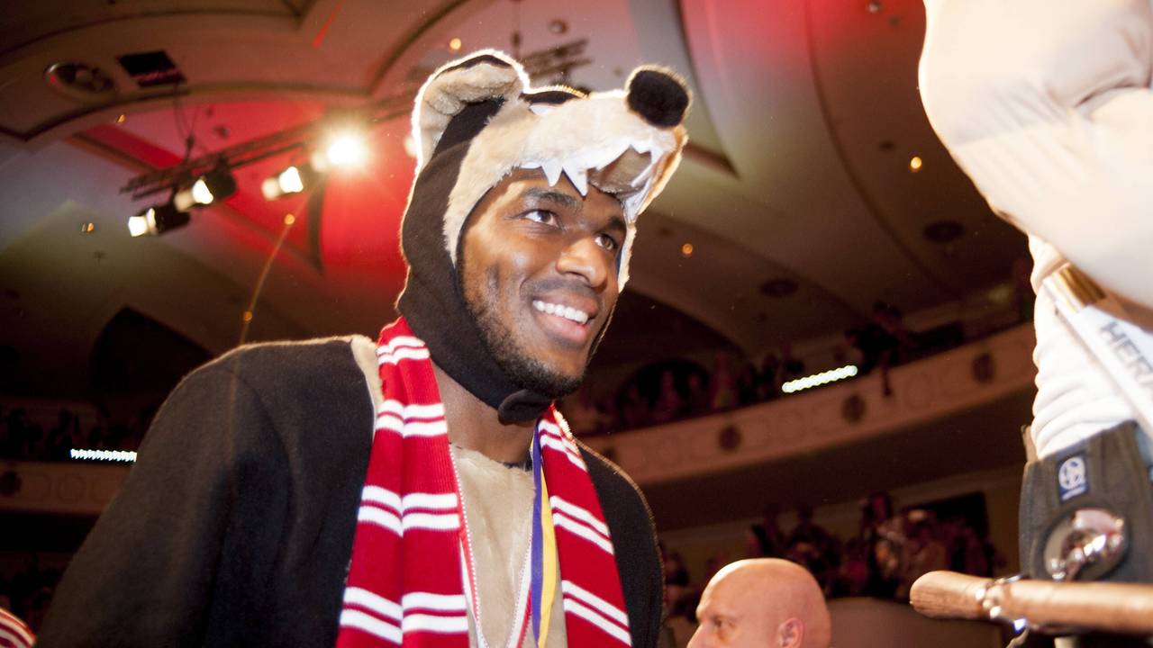 Anthony Modeste im Wolfskostüm bei der Karnevalssitzung des 1. FC Köln 2017.