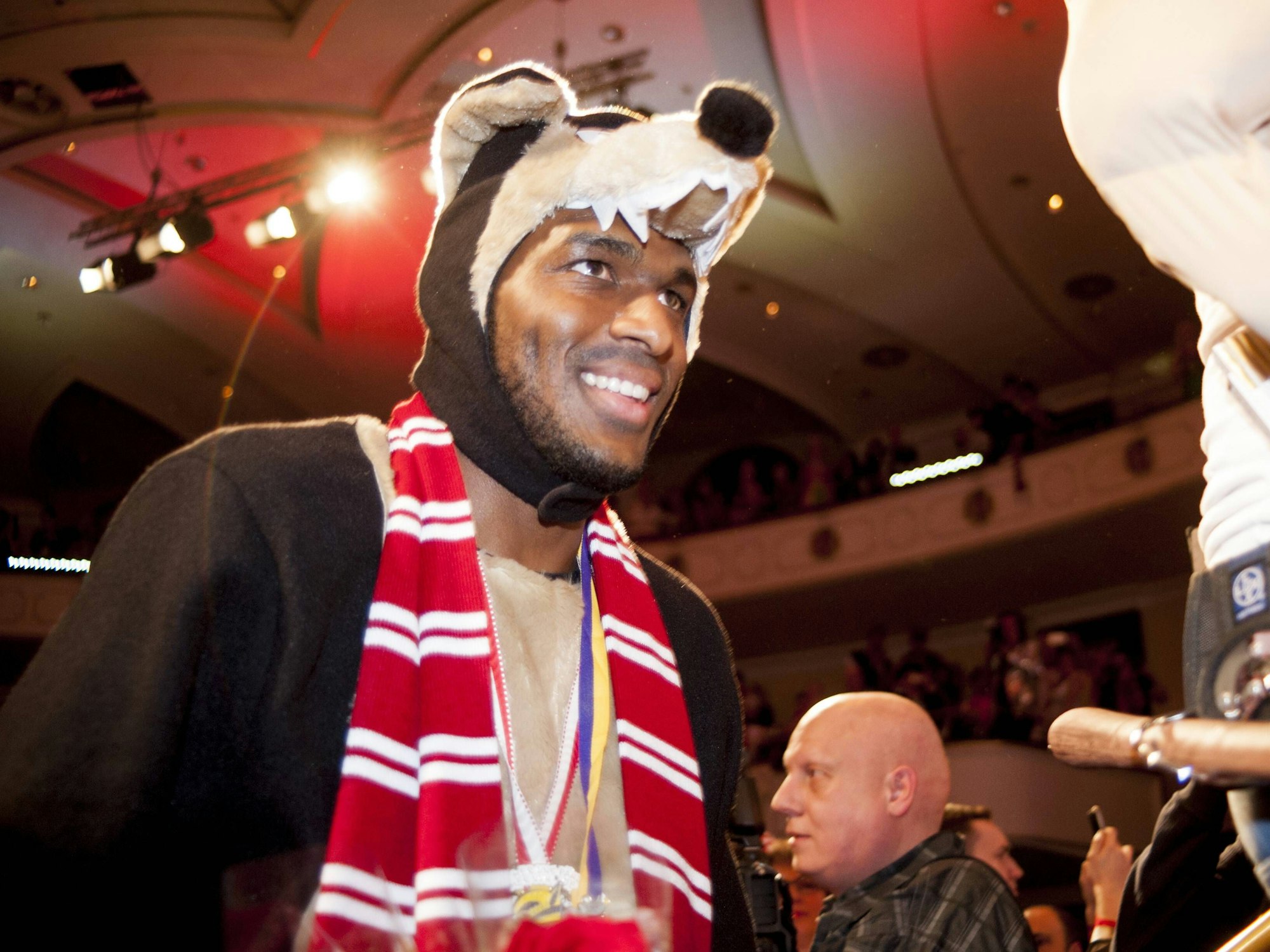 Anthony Modeste im Wolfskostüm bei der Karnevalssitzung des 1. FC Köln 2017.