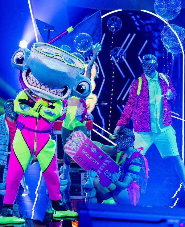 Die erste Folge „The Masked Singer“ ist vorbei und der Hammerhai ist in der nächsten Runde. Doch wer steckt unter dem Meeresbewohner?