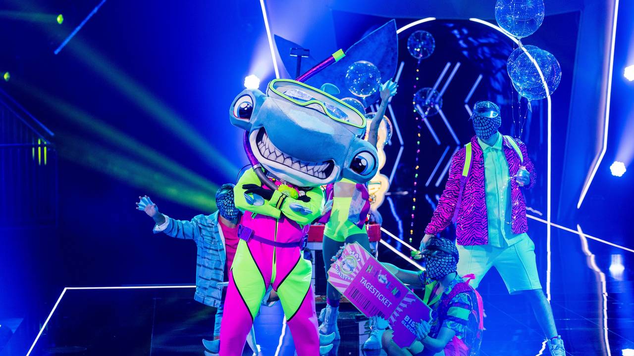 Die erste Folge „The Masked Singer“ ist vorbei und der Hammerhai ist in der nächsten Runde. Doch wer steckt unter dem Meeresbewohner?