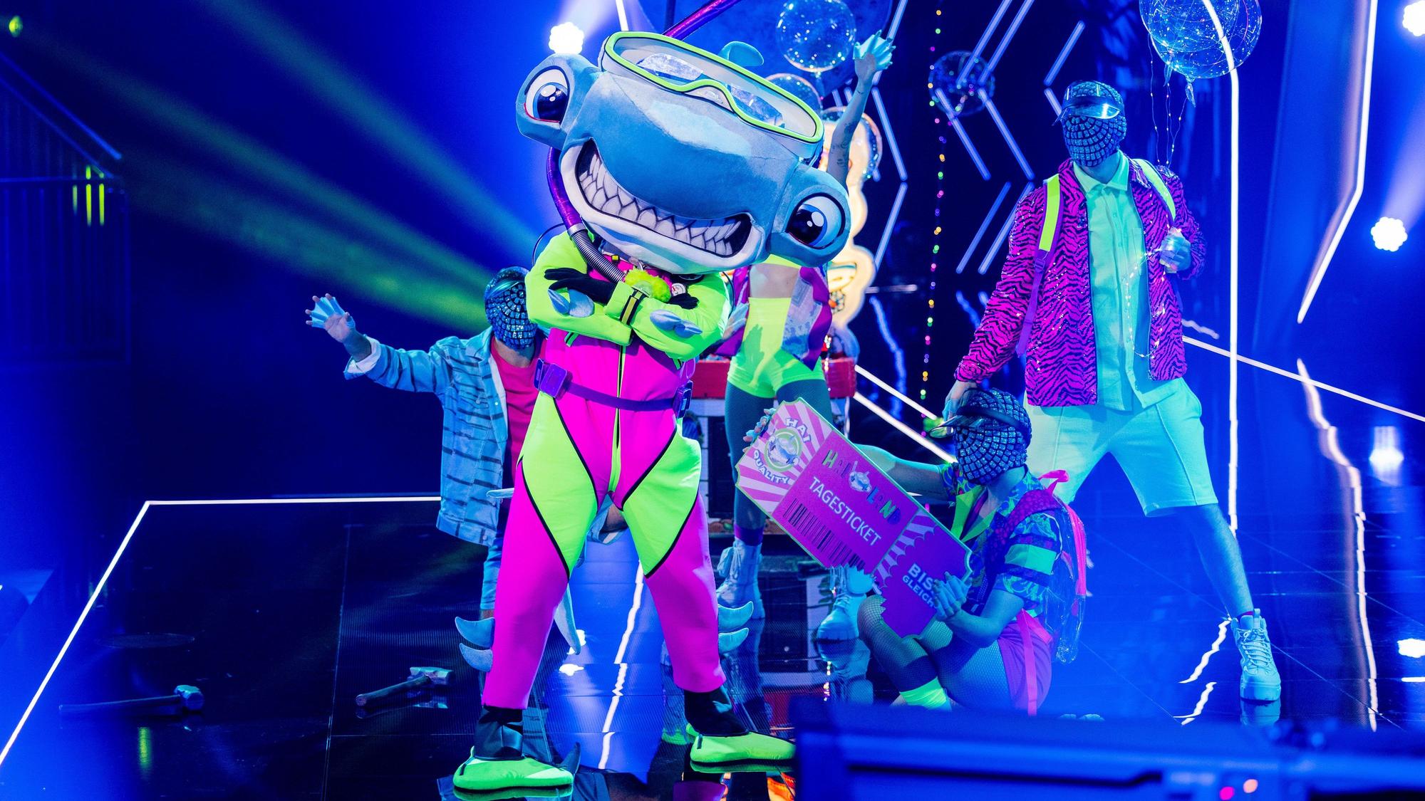 Die erste Folge „The Masked Singer“ ist vorbei und der Hammerhai ist in der nächsten Runde. Doch wer steckt unter dem Meeresbewohner?