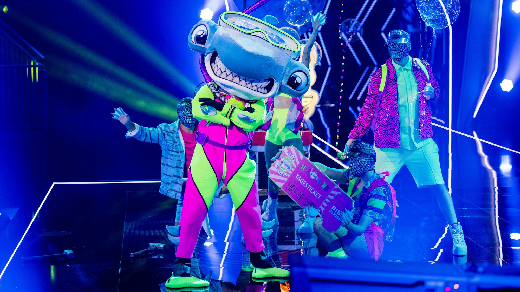 Die erste Folge „The Masked Singer“ ist vorbei und der Hammerhai ist in der nächsten Runde. Doch wer steckt unter dem Meeresbewohner?