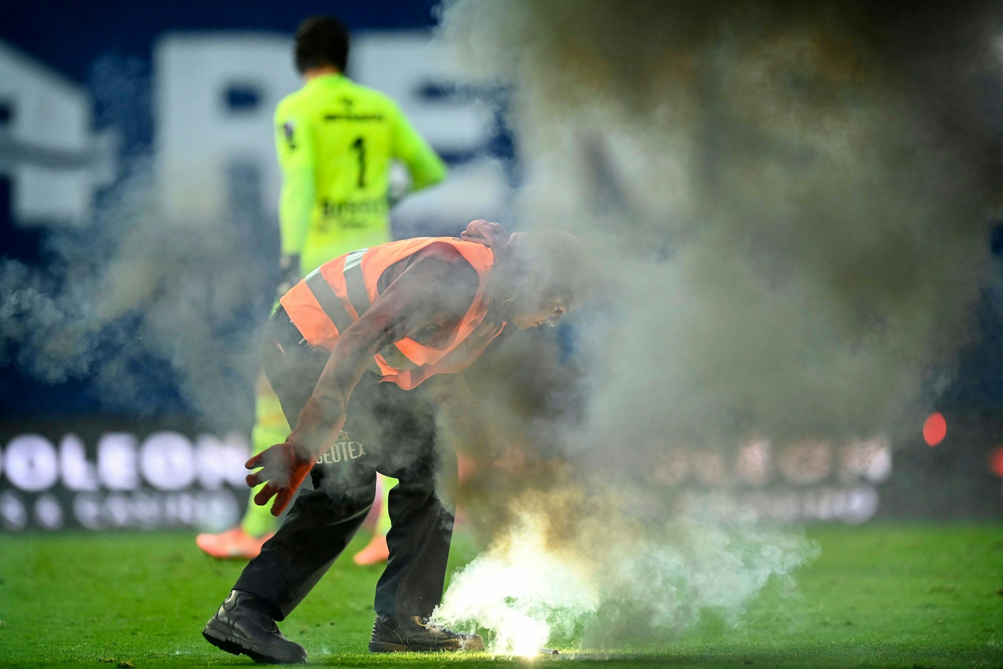 Ein Ordner beseitigt Pyrotechnik im belgischen Waregem