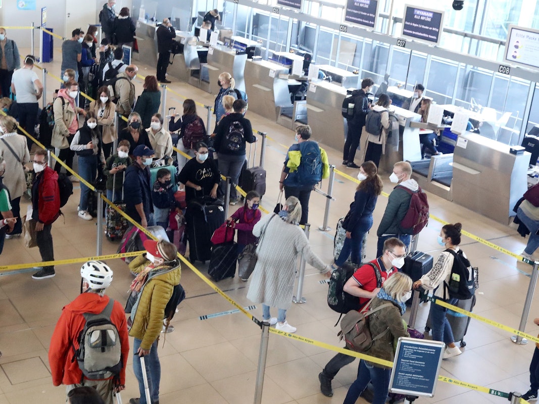 Reisewelle am Flughafen Köln/Bonn am 8. Oktober 2021. Am ersten Herbstferienwochenende gab es laut Airport ein Aufkommen von rund 87.000 Passagieren.