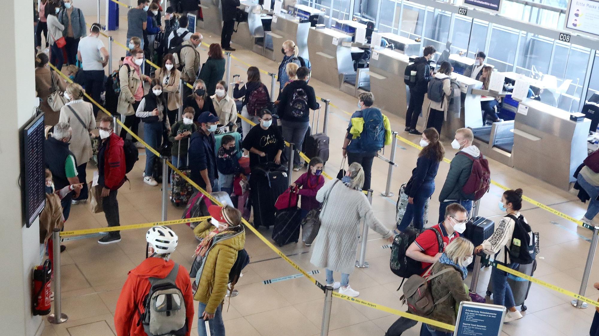 Reisewelle am Flughafen Köln/Bonn am 8. Oktober 2021. Am ersten Herbstferienwochenende gab es laut Airport ein Aufkommen von rund 87.000 Passagieren.
