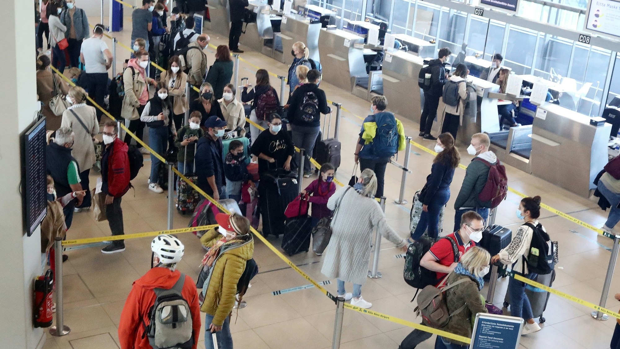 Reisewelle am Flughafen Köln/Bonn am 8. Oktober 2021. Am ersten Herbstferienwochenende gab es laut Airport ein Aufkommen von rund 87.000 Passagieren.