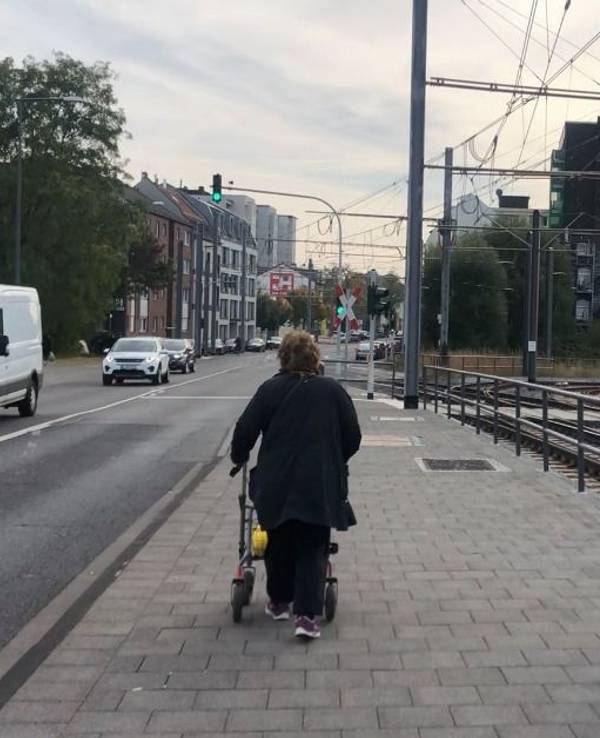 Bereich der KVB-Haltestelle „Wilhelm-Sollmann-Straße“: Anwohner ärgern sich über neuen langen Fußgänger-Weg.
