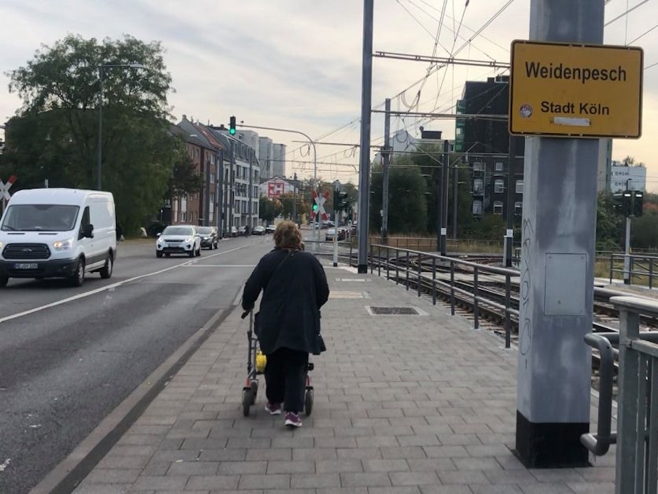 Bereich der KVB-Haltestelle „Wilhelm-Sollmann-Straße“: Anwohner ärgern sich über neuen langen Fußgänger-Weg.