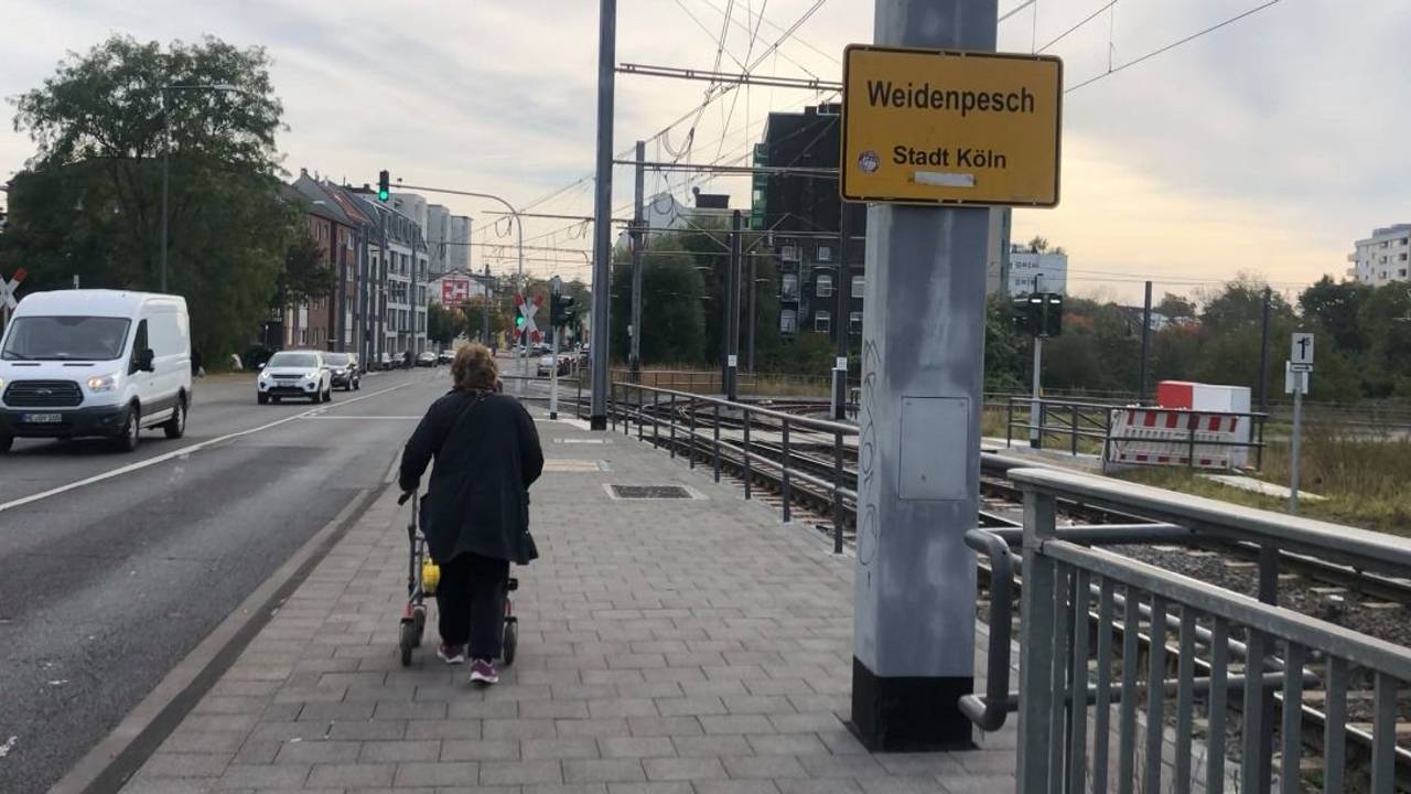 Bereich der KVB-Haltestelle „Wilhelm-Sollmann-Straße“: Anwohner ärgern sich über neuen langen Fußgänger-Weg.