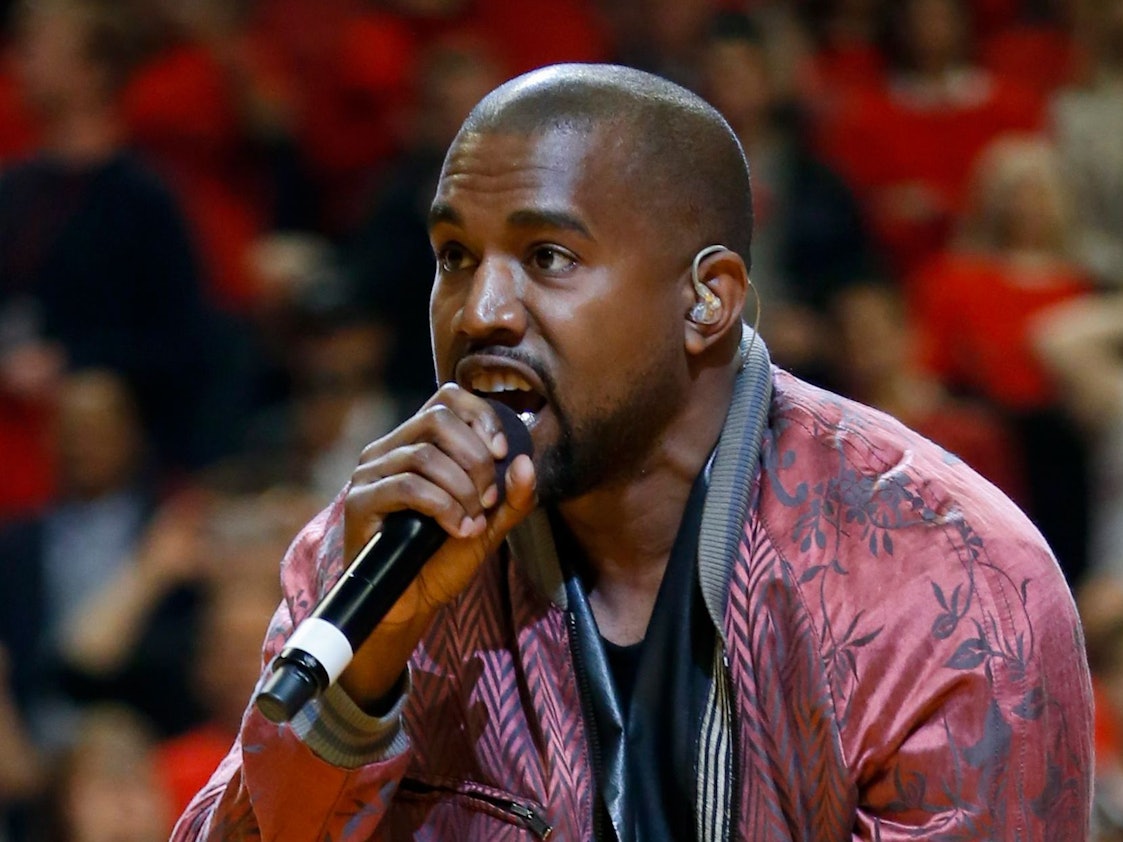 Der US-Rapper Kanye West tritt während eines NBA-Halbfinales auf.