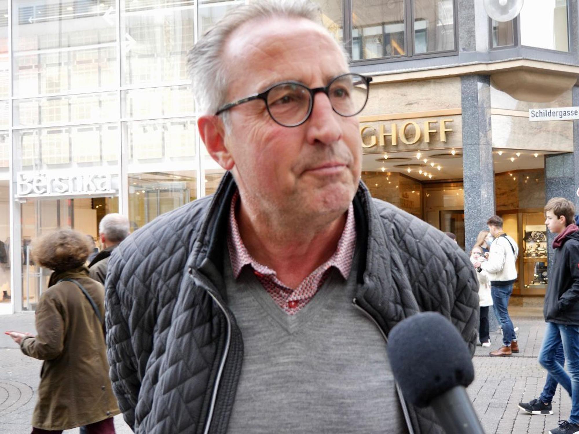 Michael Hoffmann bei der EXPRESS-Straßen-Umfrage zu den Muezzin-Rufen.