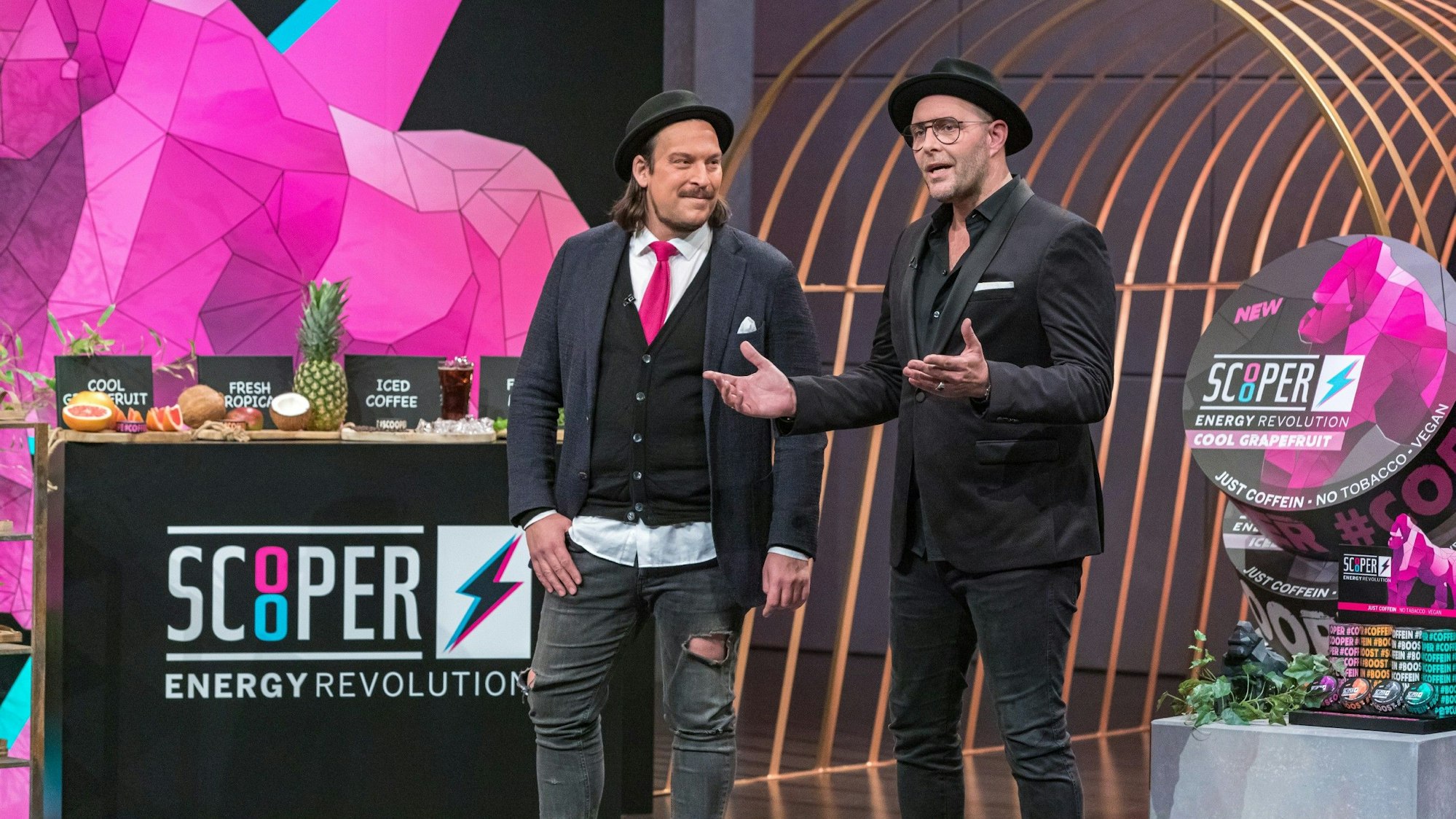 Patrik Fuchs (l.) und Michael Gueth präsentieren ihre Energy-Drinks am 18. Oktober 2021 in der Höhle der Löwen.