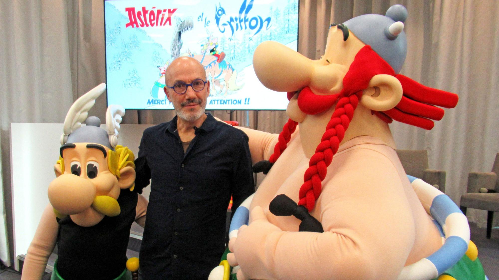 Jean-Yves Ferri, französischer Comicautor und Asterix-Texter, steht mit Asterix- und Obelix-Figuren bei der Präsentation des neuen "Asterix"-Comics. Der neue Band „Asterix und der Greif“ wird am 21.10.2021 veröffentlicht.