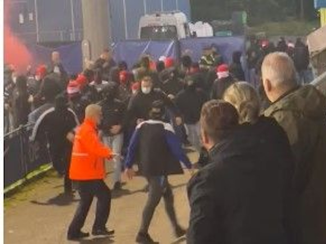 Vermummte Kölner liefern sich Faustgefechte mit Genker Fans.