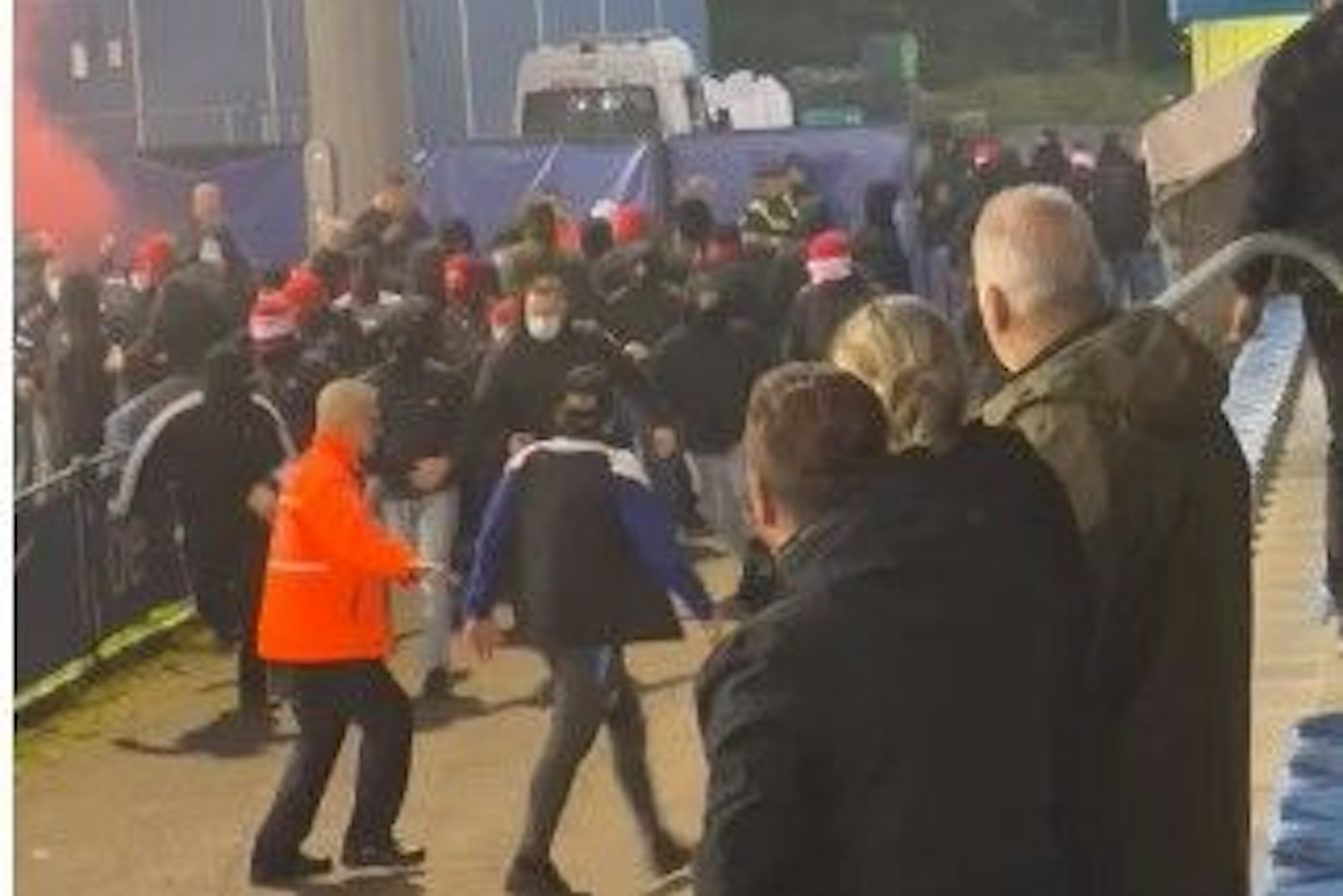 Vermummte Kölner liefern sich Faustgefechte mit Genker Fans.