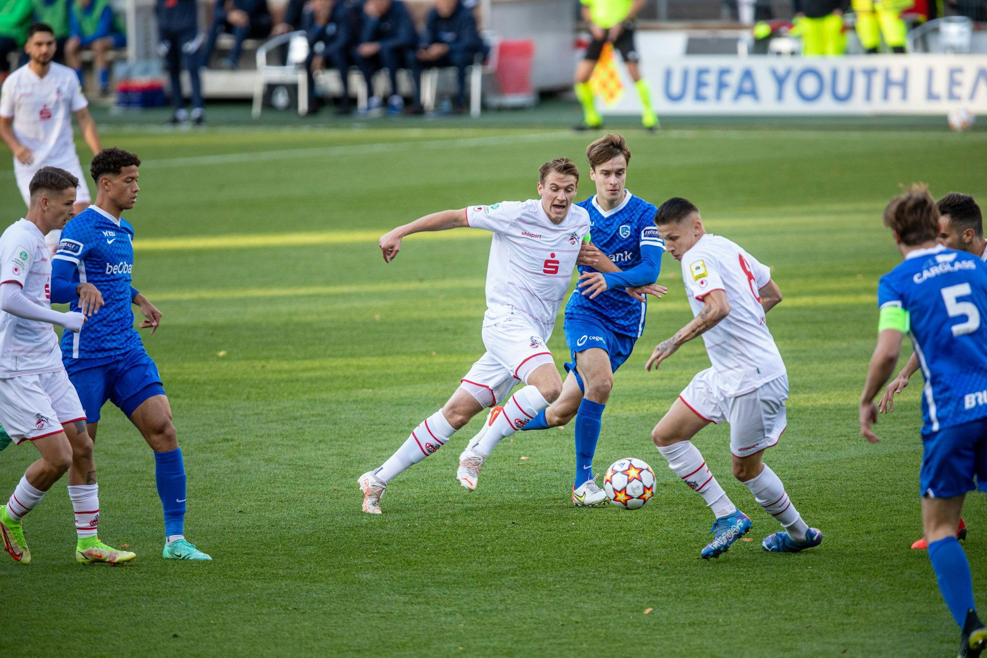 29.09.2021, Köln, UEFA Youth League: 1. FC Köln U19 - KRC Genk: Joshua Schwirten (10) und Simon Breuer (08, rechts) am Ball. Foto: Matthias Heinekamp