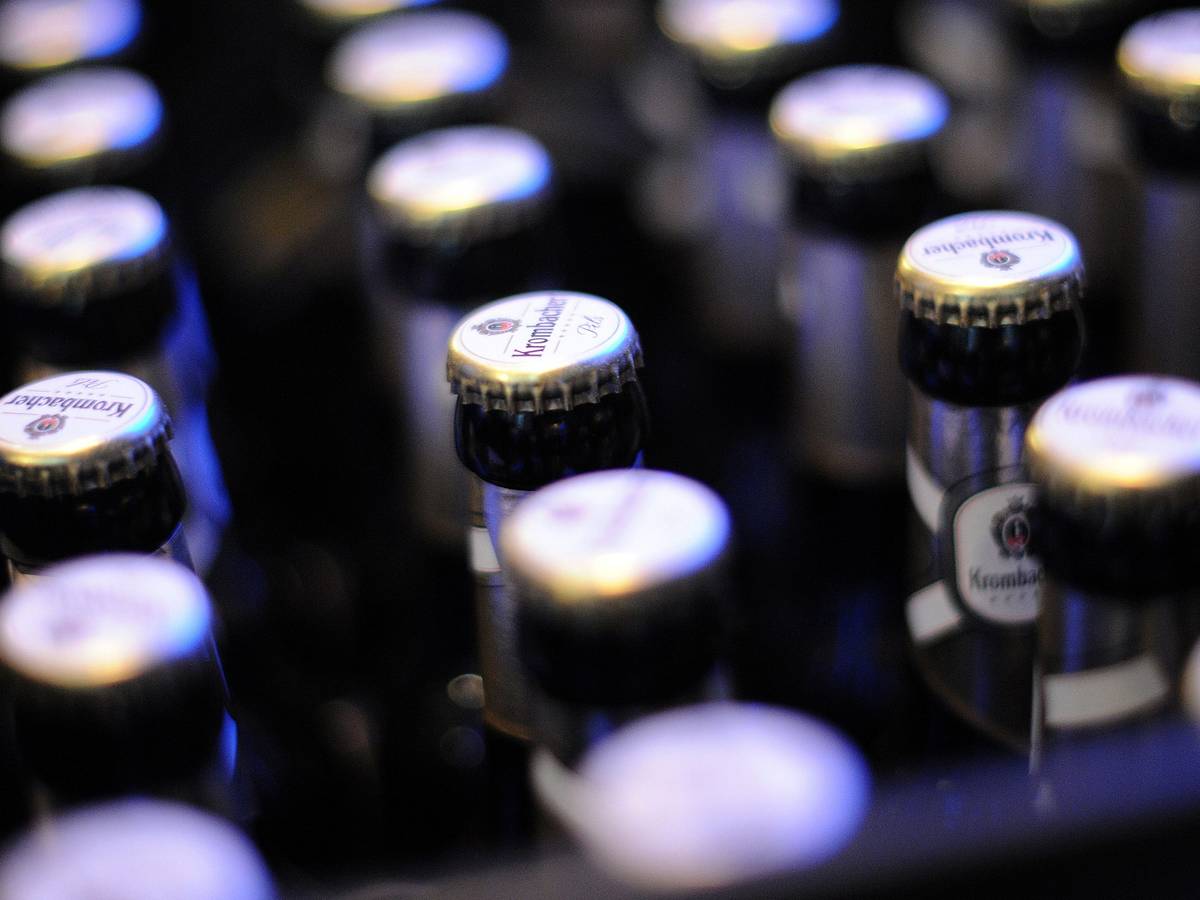 Unser Archivbild zeigt einen Kasten Krombacher-Bier im Jahr 2011: Radeberger, Krombacher und Veltins wollen im Frühjahr wegen gestiegener Energie- und Rohstoffkosten an der Preisschraube drehen.